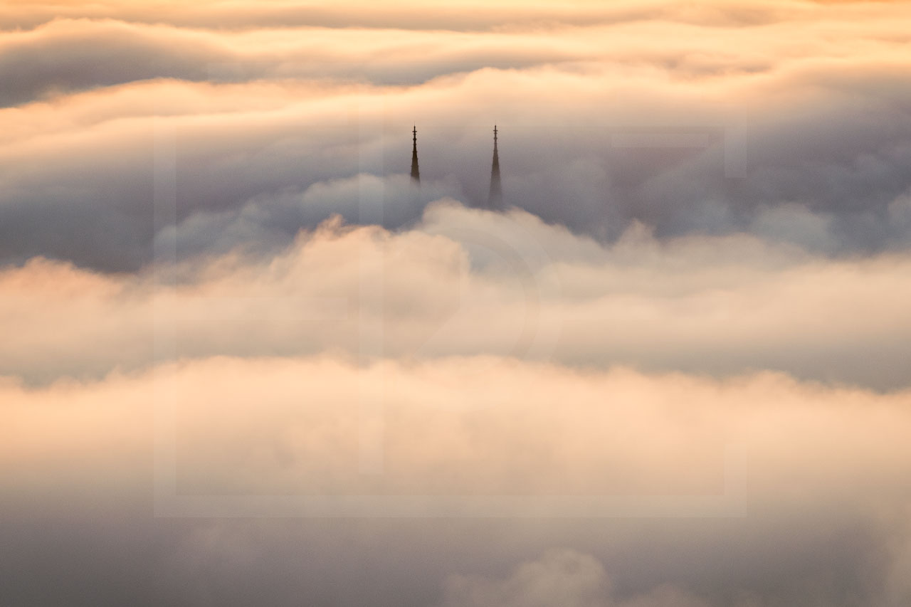 Cathédrale de Clermont Ferrand dans une mer de nuages 2