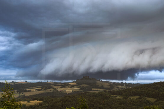 Arcus au dessus du Château de Mauzun