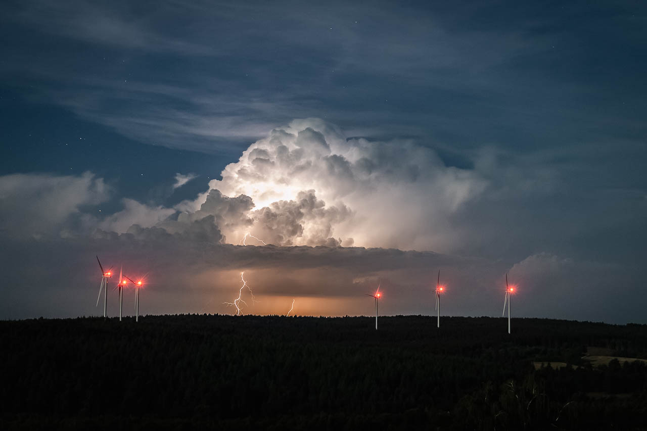 Orages et champs éoliens.