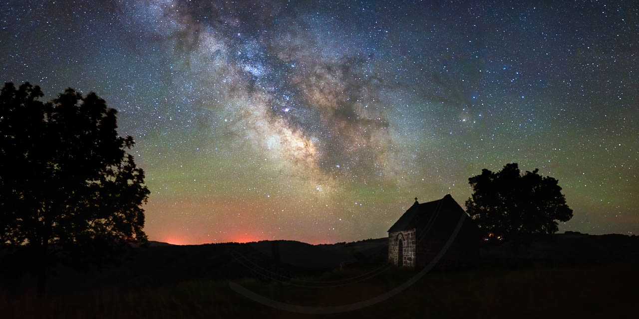 Voie lactée et chapelle en Auvergne-pano