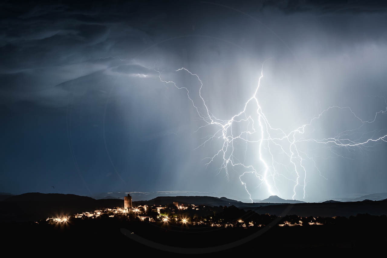 Coup de foudre dans le Sancy et village de Montpeyroux